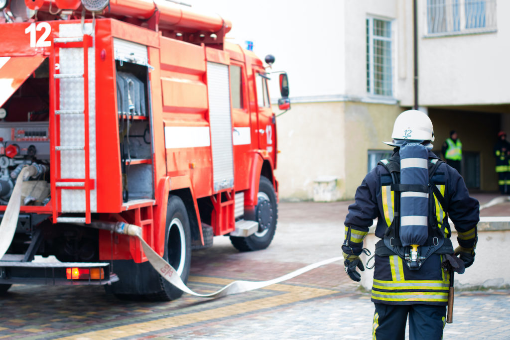 Feuerwehrmann vor dem Löschfahrzeug